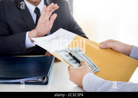 Geschäftsmann ablehnt, Geld, das mit Vereinbarung Papier kommen zu erhalten - keine Bestechung und Korruption Konzept Stockfoto