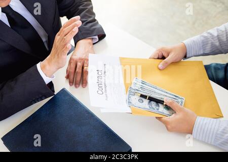 Geschäftsmann ablehnt, Geld, das mit Vereinbarung Papier kommen zu erhalten - keine Bestechung und Korruption Konzept Stockfoto