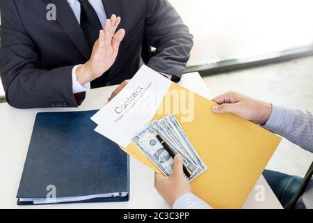 Geschäftsmann ablehnt, Geld, das mit Vereinbarung Papier kommen zu erhalten - keine Bestechung und Korruption Konzept Stockfoto