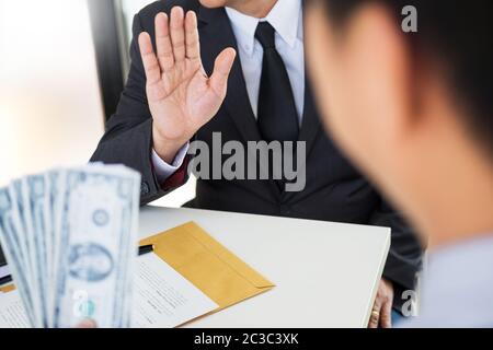Geschäftsmann ablehnt, Geld, das mit Vereinbarung Papier kommen zu erhalten - keine Bestechung und Korruption Konzept Stockfoto