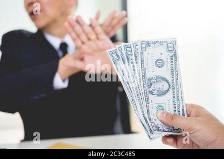 Geschäftsmann ablehnt, Geld, das mit Vereinbarung Papier kommen zu erhalten - keine Bestechung und Korruption Konzept Stockfoto