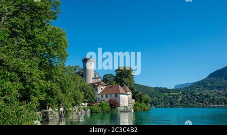 Blick auf den See von Annecy und Chateau de Talloires (Duingt Schloss), Haute-Savoie, Frankreich Stockfoto