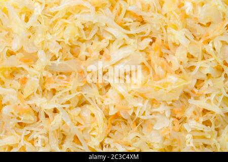 Sauerkraut mit Karottenhintergrund. Vollformatsur. Flaches Lay. Draufsicht Stockfoto