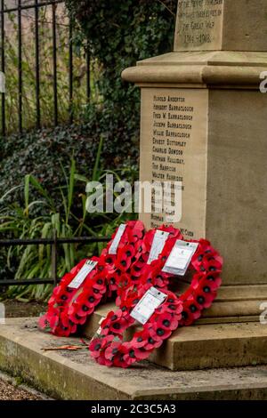 Mohnkränze im Tong Park war Memorial, Baildon, Yorkshire, England. Stockfoto