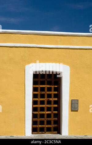 Holztür im Innenhof Wände von Fuerte de San Diego, Acapulco, Mexiko, Nordamerika Stockfoto