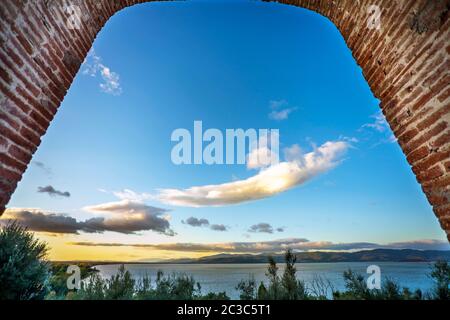 Blick auf den Trasimeno-See vom Borgo d'Italia in Castiglione del Lago Umbria Italien Stockfoto