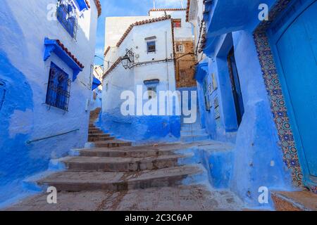 Blaue Straße in Medina von Fes Stockfoto