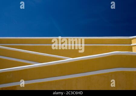 Gelbe Wände des Innenhofs in Fuerte de San Diego, Acapulco, Mexiko, Nordamerika Stockfoto