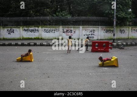 Dhaka, Dhaka, Bangladesch. Juni 2020. Straßenkinder spielen während der COVID-19-Pandemie mit den Straßenteilern in der leeren Straße. Kredit: MD. Rakibul Hasan/ZUMA Wire/Alamy Live Nachrichten Stockfoto