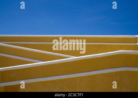 Gelbe Wände des Innenhofs in Fuerte de San Diego, Acapulco, Mexiko, Nordamerika Stockfoto