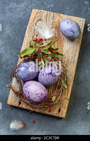 Natürlich gefärbte bunte Ostereier. Stockfoto