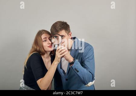 Wunder, durch die Lupe zu schauen, neugierig, verdächtig, erschrocken im Schock Stockfoto