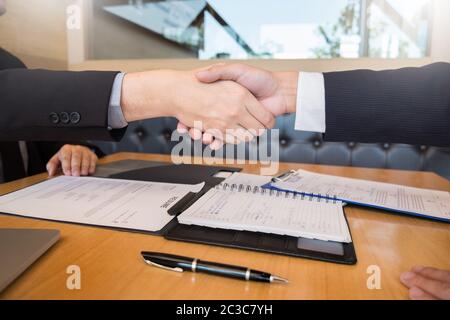 Business, Karriere und Platzierungskonzept, Chef und Mitarbeiter handshaking nach erfolgreichen Verhandlungen oder Interview Stockfoto