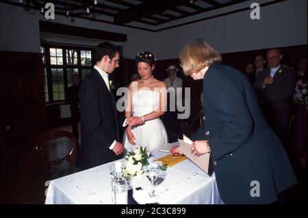Braut und Bräutigam bei Hochzeit mit Registrar England Gelübde Stockfoto