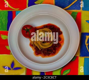 Ein Teller mit leckeren Spaghetti mit Sauce Bolognaise. Stockfoto