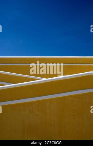 Gelbe Wände des Innenhofs in Fuerte de San Diego, Acapulco, Mexiko, Nordamerika Stockfoto