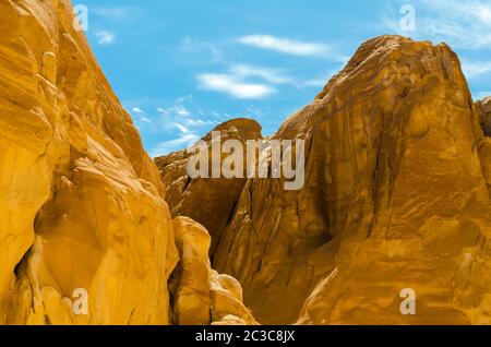 Hohe Rocky Mountains gegen den blauen Himmel und weiße Wolken in der Wüste in Ägypten Dahab, South Sinai Stockfoto