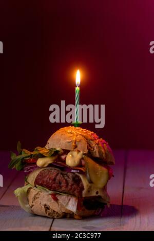 Heim machte Cheeseburger auf dunklem Holz Stockfoto