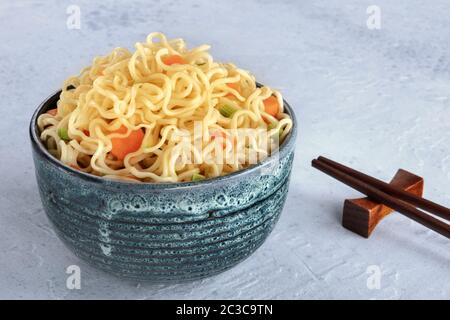 Soba-Schüssel mit Karotten und Hengsten, Gemüsesoba-Schüssel mit Essstäbchen und Kopierraum Stockfoto