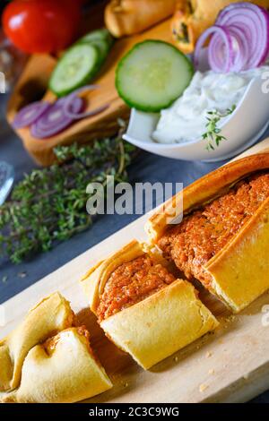 Pide mit Hackfleisch, Spinat Feta und Schafskäse Stockfoto