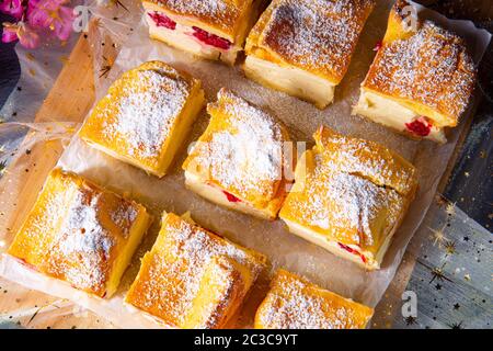 Karpatka - ein köstlicher polnischer Puddingkuchen Stockfoto