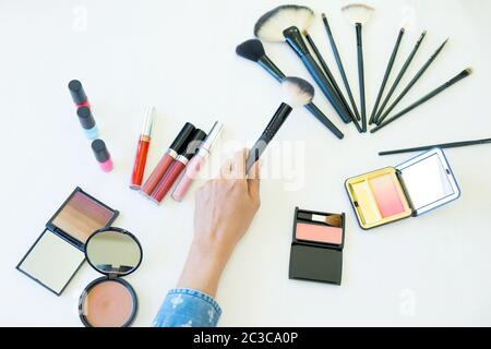 Blick von oben auf die Frauen, die beschließen, Pinsel für Make-up Kosmetik Stockfoto