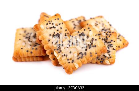 Quadratische Mohn Samen und Sesam Cracker isoliert auf weißem Hintergrund. Trockene Kekse isoliert. Salzige Snacks sind isoliert. Stockfoto