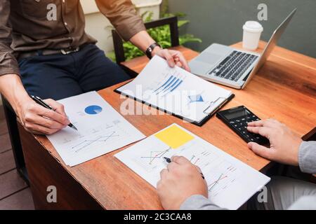 Administrator Business Mann finanzielle Inspektor und Sekretär, Bericht, Berechnung oder Überprüfung Gleichgewicht. Interne Revenue Service-Inspektor-Belegung Stockfoto