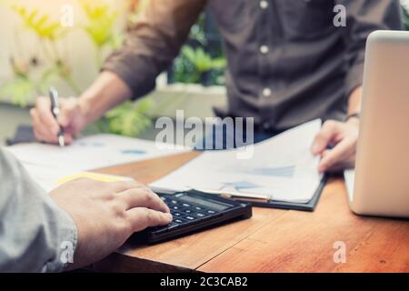 Administrator Business Mann finanzielle Inspektor und Sekretär, Bericht, Berechnung oder Überprüfung Gleichgewicht. Interne Revenue Service-Inspektor-Belegung Stockfoto