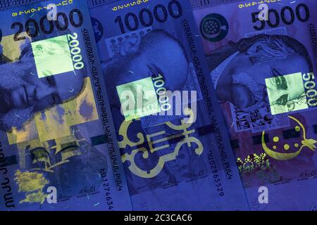 Armenisches Geld in UV-Strahlen Stockfoto