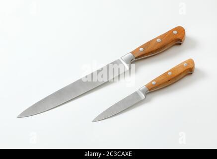 Satz mit zwei spitzen Küchenmessern (Gebrauchsmesser und Trennmesser) Stockfoto