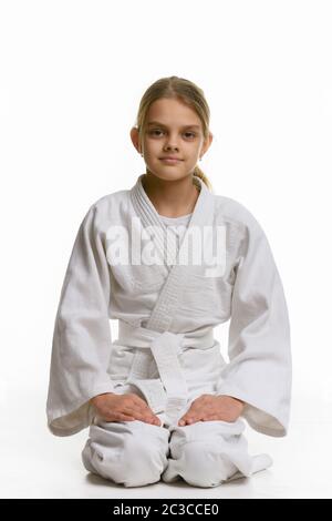 Mädchen in der Judo-Klasse, auf dem Boden sitzend Stockfoto