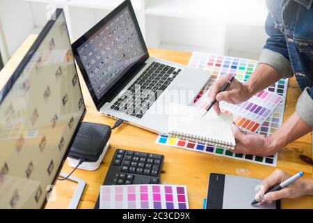 Grafik Designer Team web design mit farbmustern bearbeiten Artwork mit Tablett und Stift am Schreibtisch In geschäftigen Creative Office Stockfoto