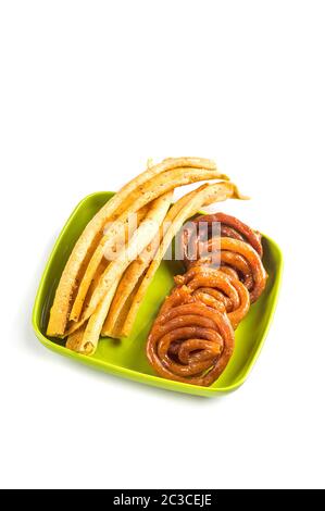 Indische Küche und Fafda Jalebi, spezielle und berühmte Gericht des Bundesstaates Gujarat. Stockfoto