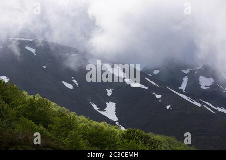 Bergwelt im Nationalpark Picos de Europa, Spanien, Asturien. Schnee auf den Gipfeln. Stockfoto