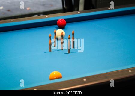 Szenen aus Billard, bunt nummerierte Bälle auf Tischen und andere Utensilien Stockfoto