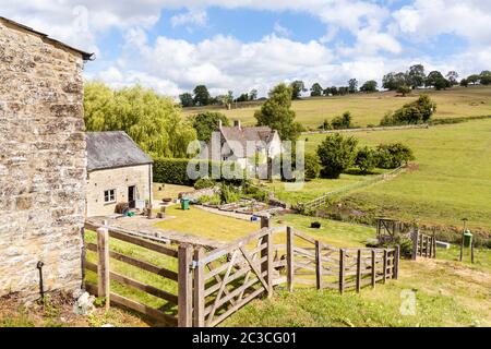 Das Cotswold Dorf von Middle Duntisbourne, Gloucestershire Großbritannien Stockfoto