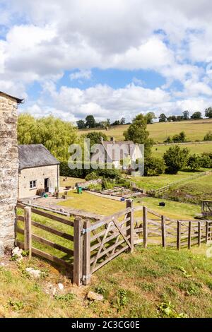 Das Cotswold Dorf von Middle Duntisbourne, Gloucestershire Großbritannien Stockfoto