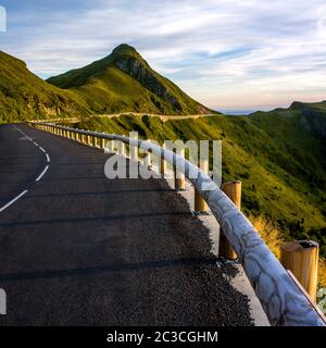 Puy Mary, gewundene Straße von Pas de Peyrol in Cantal , Regionaler Naturpark der Vulkane der Auvergne, Puy Mary, Cantal, Auvergne-Rhone-Alpes, Frankreich Stockfoto