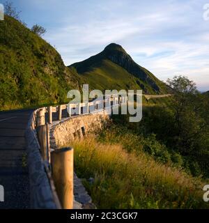 Puy Mary, gewundene Straße von Pas de Peyrol in Cantal , Regionaler Naturpark der Vulkane der Auvergne, Puy Mary, Cantal, Auvergne-Rhone-Alpes, Frankreich Stockfoto