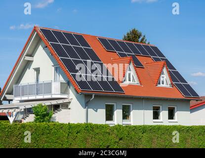 Modernes Haus mit Solarzellen auf dem Dach für die alternative Energieerzeugung Stockfoto