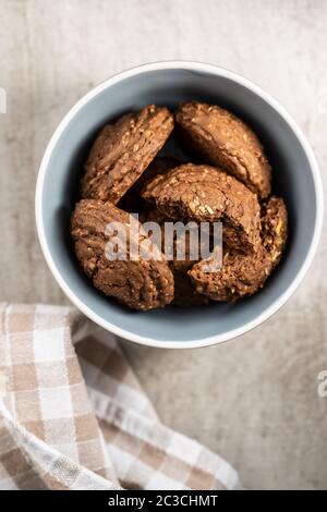 Kakaoplätzchen aus Müsli in der Schüssel. Draufsicht. Stockfoto