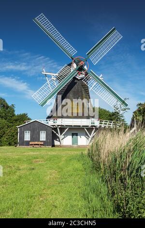 Galerie Holländerwindmühle Seriemer Muehle in der Nähe der Küstenstadt Neuharlingersiel, Nordseeküste, Frisia, Niedersachsen, Deutschland Stockfoto