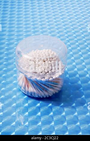 Bio-Wattestäbchen aus Bio-Baumwolle in einer Kunststoffbox. Stockfoto