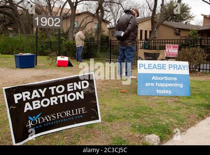 Mehrere Anti-Abtreibungsaktivisten beten vor einer Klinik in South Austin, wo Abtreibungen im Rahmen der Pro-Life-Kampagne "40 Tage fürs Leben" durchgeführt werden. ©MKC/Bob Daemmrich Photography, Inc Stockfoto