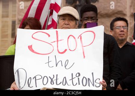 Austin, Texas USA, 22 2013. Februar: Man hält ein Zeichen, das gegen die Abschiebungen Hispanics durch die US-Regierung während einer Kundgebung für Einwanderungsreform im Texas Capitol protestiert.©MKC/Bob Daemmrich Photography, Inc Stockfoto