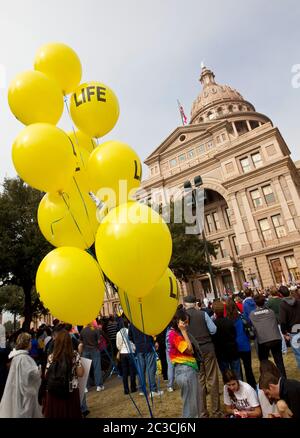 Anti-Abtreibung, Pro-Life-Befürworter bringen gelbe Ballons zur Kundgebung im Texas Capitol in Austin, Texas ©MKC/Bob Daemmrich Photography, Inc. Stockfoto