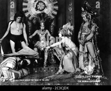 WALTER LONG RAYMOND HATTON als Montezuma GERALDINE FARRAR und THEODORE KOSLOFF in THE WOMAN GOD FORGOT 1917 Regisseur CECIL B. DeMille Schriftsteller Jeanie Macpherson und William C. de Mille Kostümdesign Natacha Rambova Artcraft Pictures Corporation / Paramount Pictures Stockfoto