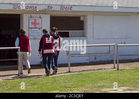 West, Texas, USA, April 19 2013: Freiwillige mit dem Roten Kreuz kommen, um Nahrung, Wasser, emotionale Unterstützung und Gesundheitsdienste für die von der Explosion im April 17 betroffenen Menschen in einer Düngemittelfabrik im Westen bereitzustellen, die 14 Menschen tötete und Hunderte von Gebäuden beschädigte oder zerstörte ©Marjorie Kamys Cotera/Daemmrich Photography Stockfoto