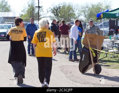 19. April 2013, West, Texas, USA:Freiwillige und Menschen, die Haushaltsgüter benötigen, versammeln sich zwei Tage nach der Explosion einer Düngemittelfabrik in der Stadt West, Texas, zwei Tage nach der Explosion, die 15 Menschen tötete und viele Bewohner zerstörte oder beschädigte Häuser hinterließ. Marjorie Kamys Cotera/Daemmrich Photography Stockfoto